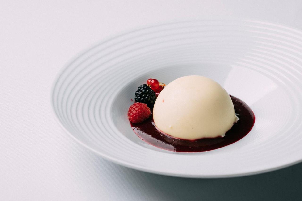 Montebelo Vista Alegre Ilhavo Hotel Exterior photo A scoop of vanilla ice cream with a fruit sauce