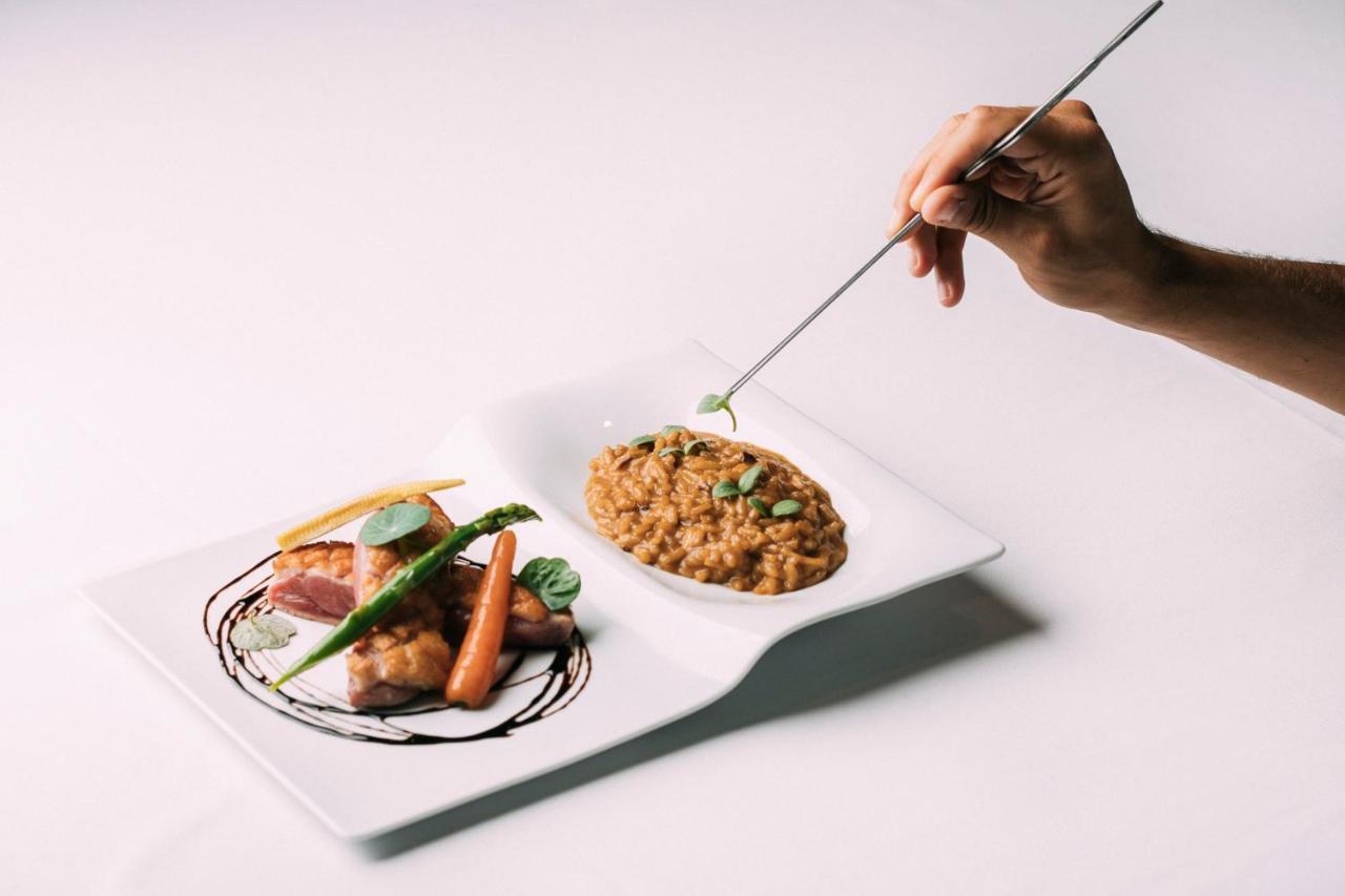Montebelo Vista Alegre Ilhavo Hotel Exterior photo A chef finishing a plate of food
